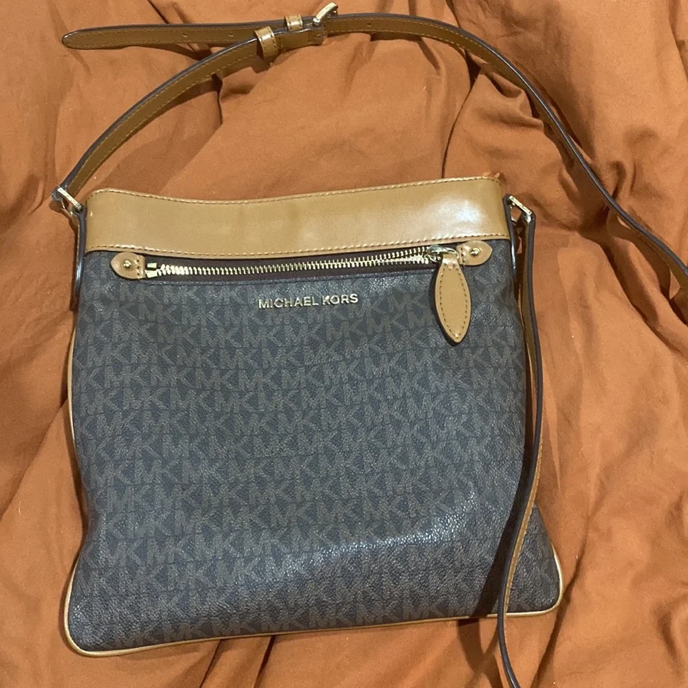 🔥Michael Kors Crossbody 🔥 - Picture 7 of 8